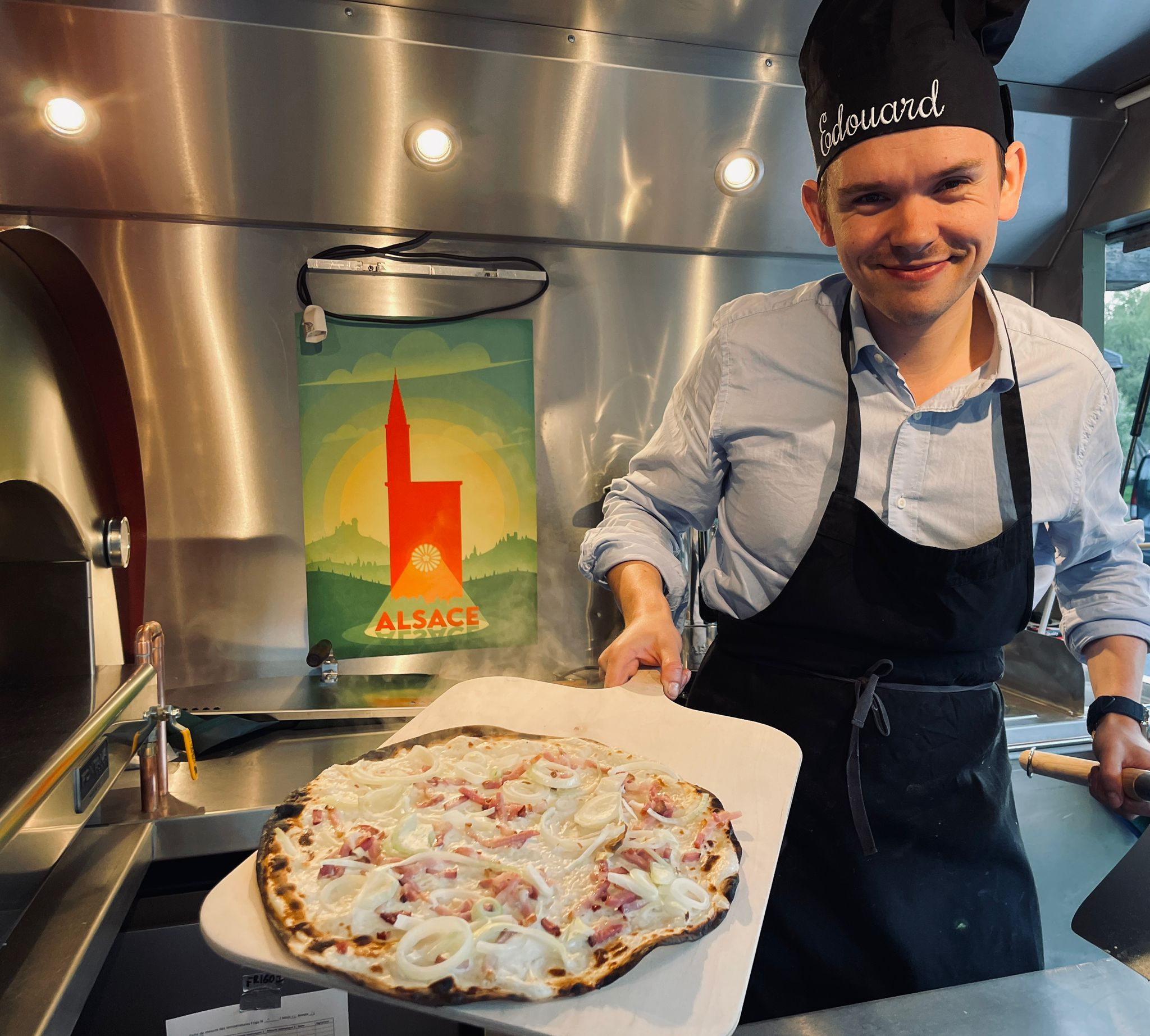 Édouard et le four à bois — préparation des tartes flambées