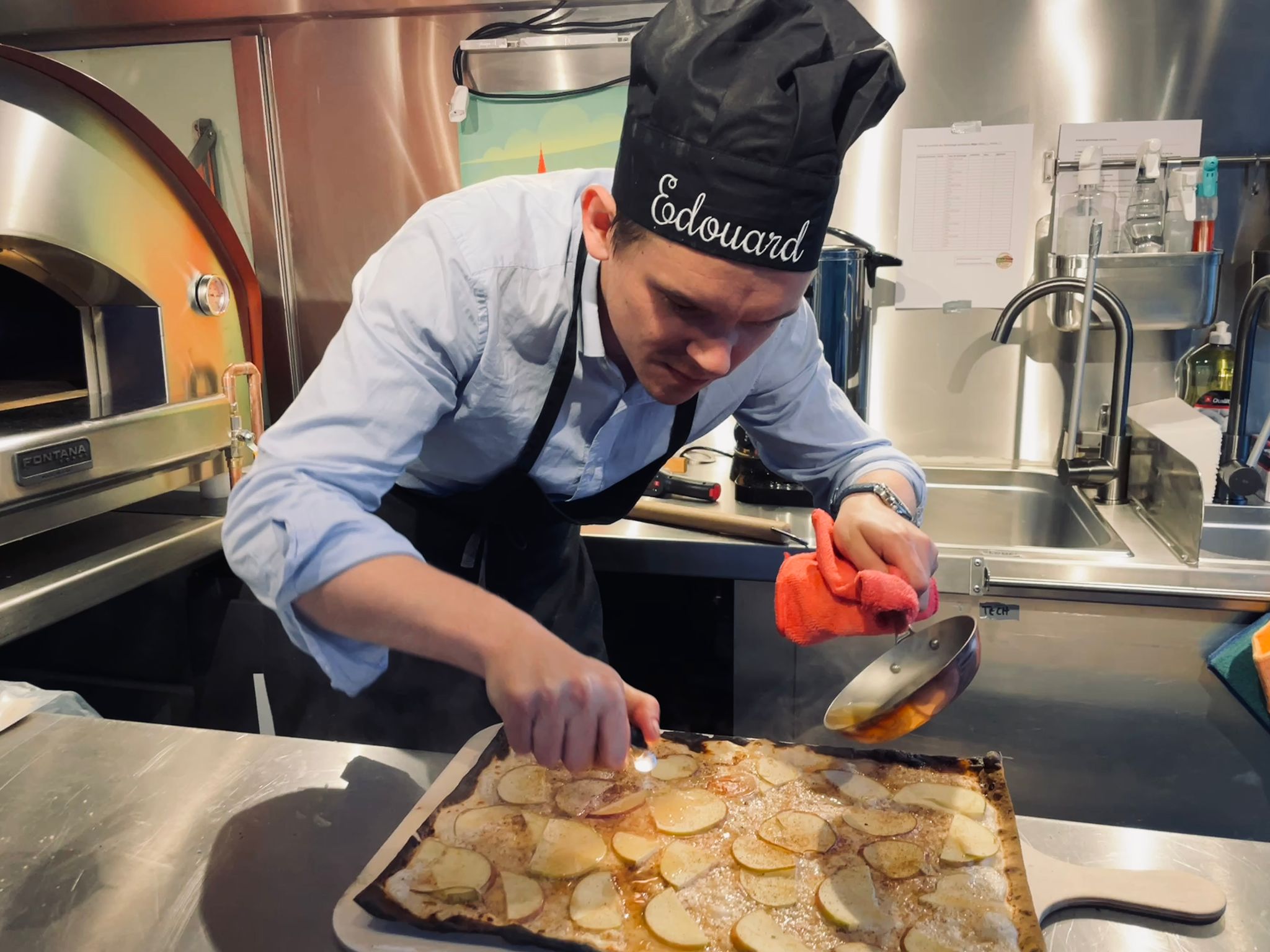 Part de tarte flambée, croûte cuite au feu de bois